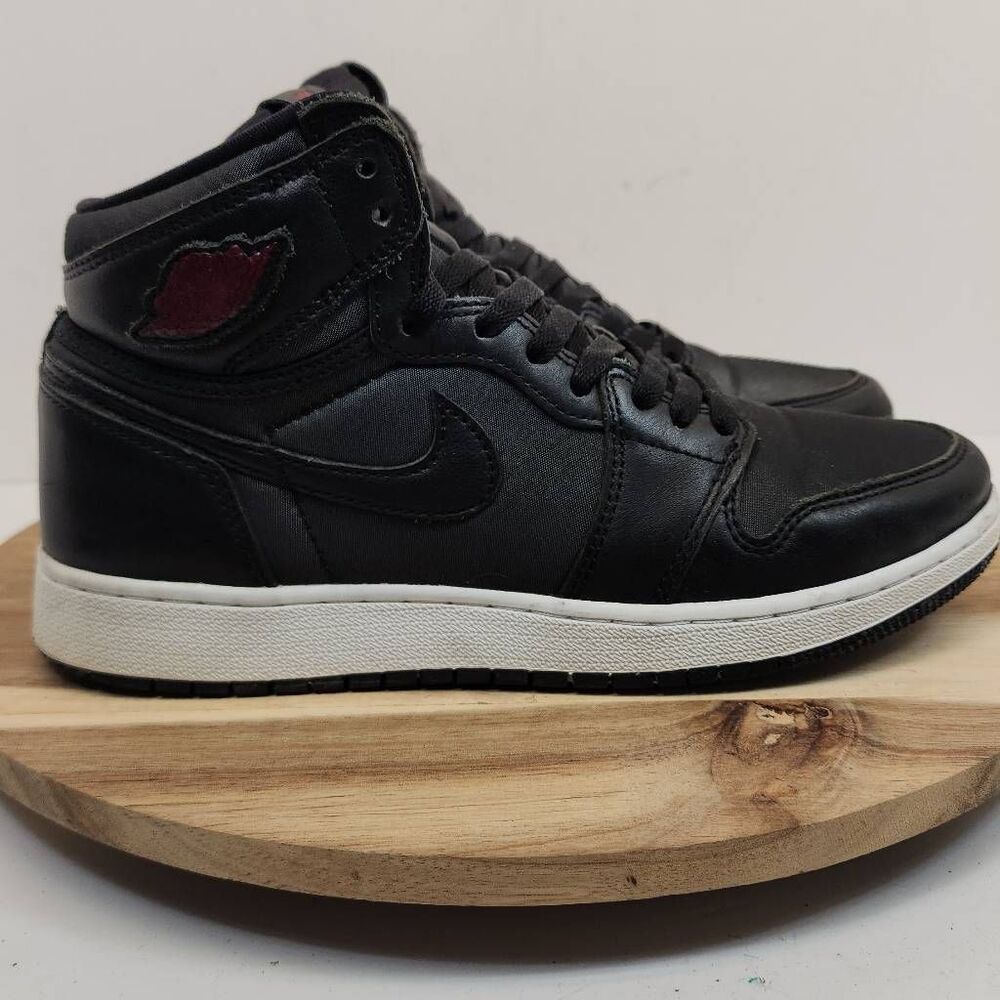 Nike Air Jordan 1 Retro High OG  Size 7 y Black